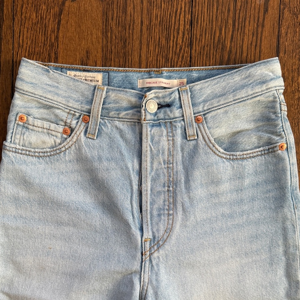 Levi's Ribcage Straight Jeans with button fly